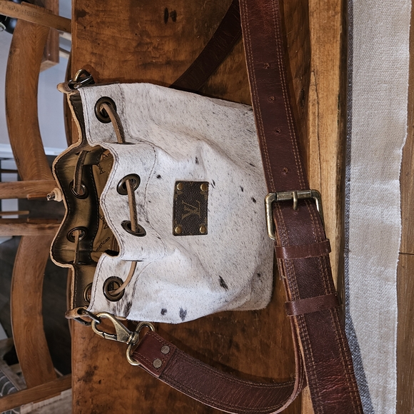 American Darling Handbags - White and Brown Leather Bucket Bag